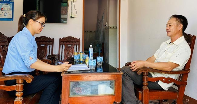 Ông Định và chị Châu bàn kế hoạch tổ chức các đợt tuần tra tiếp tục vào cuối tháng 5 này. Ảnh: N.N Ông Định và chị Châu bàn kế hoạch tổ chức các đợt tuần tra tiếp tục vào cuối tháng 5 này. Ảnh: N.N