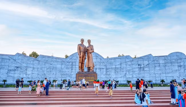 Tượng đài Nguyễn Sinh Sắc - Nguyễn Tất Thành giữa lòng phố biển Quy Nhơn. Ảnh: NGUYỄN DŨNG