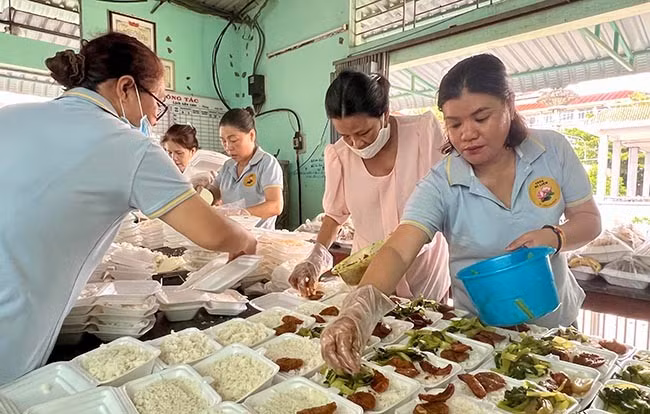 Các tình nguyện viên tại bếp ăn tình thương BVĐK tỉnh tất bật nấu các suất cơm gửi đến bệnh nhân. Ảnh: D.L