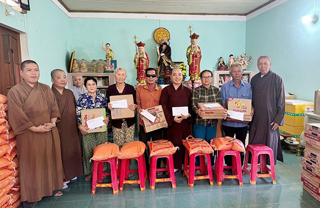 Trao quà từ thiện tại xã Nhơn Châu. Ảnh: M.N