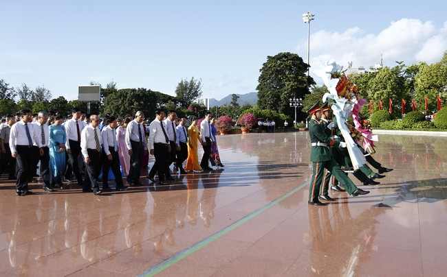 Các đại biểu dâng hoa trước Tượng đài Nguyễn Sinh Sắc - Nguyễn Tất Thành, thể hiện sự tưởng nhớ và tri ân của Đảng bộ, chính quyền, quân và dân tỉnh Bình Định đối với công lao to lớn của Chủ tịch Hồ Chí Minh. Ảnh: H.P Các đại biểu dâng hoa trước Tượng đài Nguyễn Sinh Sắc - Nguyễn Tất Thành, thể hiện sự tưởng nhớ và tri ân của Đảng bộ, chính quyền, quân và dân tỉnh Bình Định đối với công lao to lớn của Chủ tịch Hồ Chí Minh. Ảnh: H.P