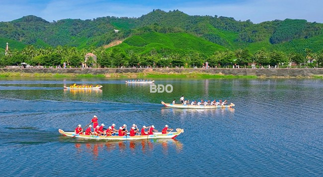 Lễ hội diễn ra sôi nổi, các tay chèo phối hợp trong từng nhịp chèo, động tác để đưa thuyền vượt qua các đối thủ. Ảnh: KHOÁI DU LỊCH