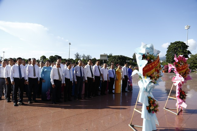 Các đại biểu tham dự lễ dâng hoa. Ảnh: H.P Các đại biểu tham dự lễ dâng hoa. Ảnh: H.P