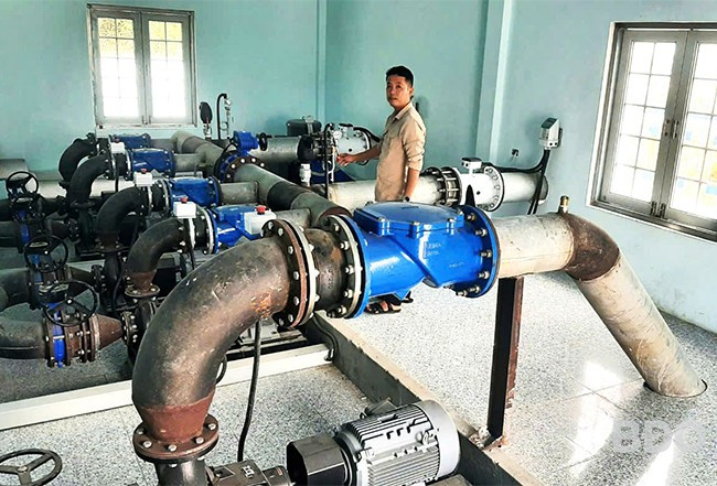 Nhân viên Nhà máy cấp nước sinh hoạt Nhơn Phúc - Nhơn Khánh điều khiển, vận hành hệ thống. Ảnh: V.L
