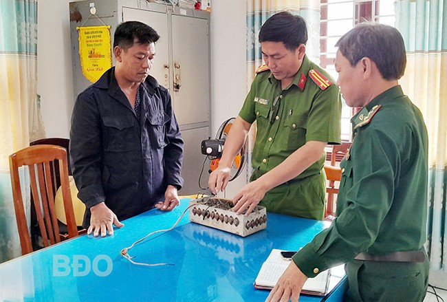 Võ Quốc Việt giao nộp các công cụ hành nghề xung điện xiếc máy cho lực lượng chức năng. Ảnh: M.Miên Võ Quốc Việt giao nộp các công cụ hành nghề xung điện xiếc máy cho lực lượng chức năng. Ảnh: M.Miên