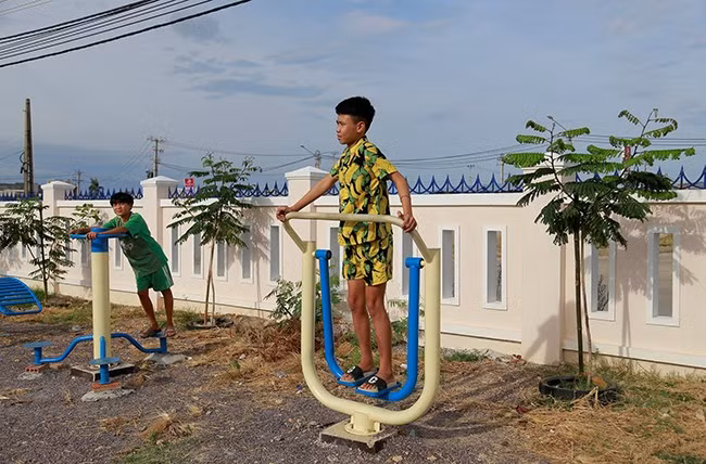 Trẻ em vui chơi, tập thể dục tại Nhà văn hóa thôn Vinh Quang 2 (xã Phước Sơn, huyện Tuy Phước). Trẻ em vui chơi, tập thể dục tại Nhà văn hóa thôn Vinh Quang 2 (xã Phước Sơn, huyện Tuy Phước).