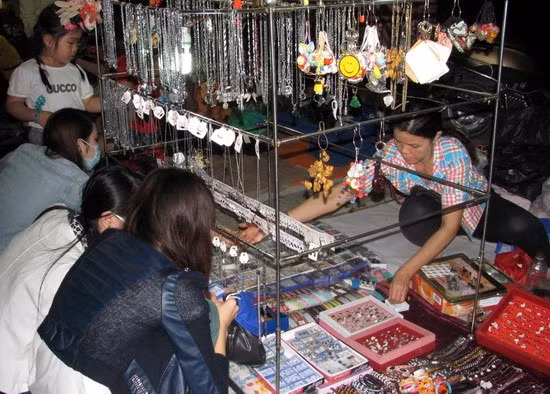 Khách hàng đang chọn mua nữ trang mỹ kí tại chợ đêm ở TP Quy Nhơn. Ảnh: M.H Khách hàng đang chọn mua nữ trang mỹ kí tại chợ đêm ở TP Quy Nhơn. Ảnh: M.H