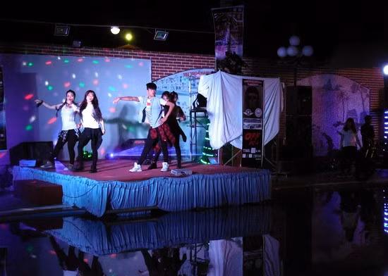 Show DJ Night thu hút nhiều nhóm nhảy của giới trẻ Quy Nhơn tham gia.