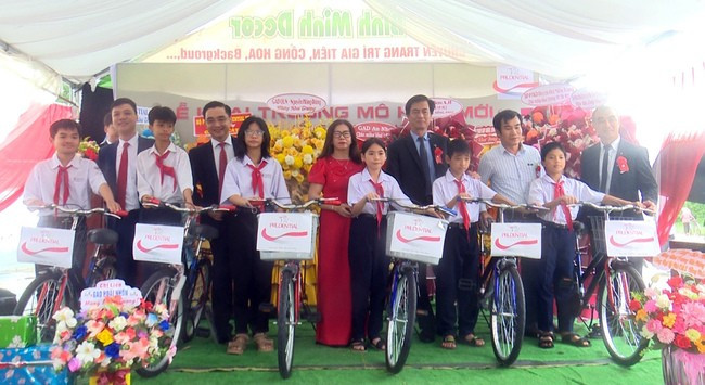 Trao tặng xe đạp cho học sinh vượt khó học giỏi. Ảnh: Trường Giang