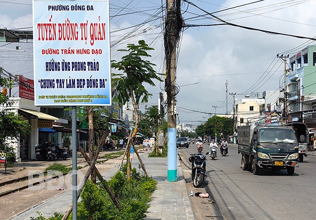 Trên tuyến đường tự quản Trần Hưng Đạo (thuộc phường Đống Đa) vẫn có một số hộ dân để rác, xả rác bừa bãi (ảnh chụp sáng 9.3). Ảnh: H.THU Trên tuyến đường tự quản Trần Hưng Đạo (thuộc phường Đống Đa) vẫn có một số hộ dân để rác, xả rác bừa bãi (ảnh chụp sáng 9.3). Ảnh: H.THU
