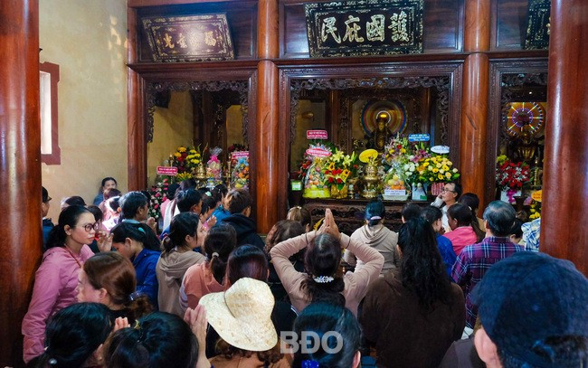 Lễ hội thu hút đông đảo người dân và khách thập phương về chùa Bà dâng hương, trẩy hội. Ảnh: NGỌC NHUẬN Lễ hội thu hút đông đảo người dân và khách thập phương về chùa Bà dâng hương, trẩy hội. Ảnh: NGỌC NHUẬN