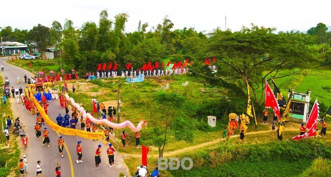 Phần lễ nghinh thần rước sắc năm nay có hoạt động múa lân, sư, rồng tạo thêm màu sắc sinh động cho Lễ hội. Ảnh: NGỌC NHUẬN Phần lễ nghinh thần rước sắc năm nay có hoạt động múa lân, sư, rồng tạo thêm màu sắc sinh động cho Lễ hội. Ảnh: NGỌC NHUẬN