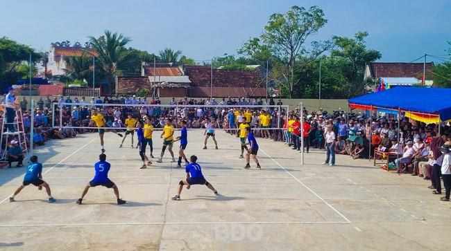 Kết thúc giải bóng chuyền, Ban tổ chức trao giải nhất cho đội xã Phước Hòa; giải nhì thuộc về đội xã Phước Quang; đội xã Phước Sơn giành giải ba. Ảnh: NGÔ HỒNG SƠN Kết thúc giải bóng chuyền, Ban tổ chức trao giải nhất cho đội xã Phước Hòa; giải nhì thuộc về đội xã Phước Quang; đội xã Phước Sơn giành giải ba. Ảnh: NGÔ HỒNG SƠN