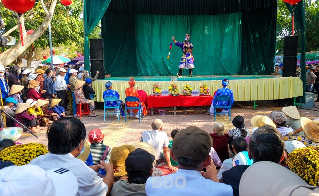 Đoàn tuồng Đào Tấn (thuộc Nhà hát Nghệ thuật truyền thống tỉnh) biểu diễn suất hát thứ lễ với trích đoạn tuồng Cổ thành. Ảnh: NGỌC NHUẬN Đoàn tuồng Đào Tấn (thuộc Nhà hát Nghệ thuật truyền thống tỉnh) biểu diễn suất hát thứ lễ với trích đoạn tuồng Cổ thành. Ảnh: NGỌC NHUẬN