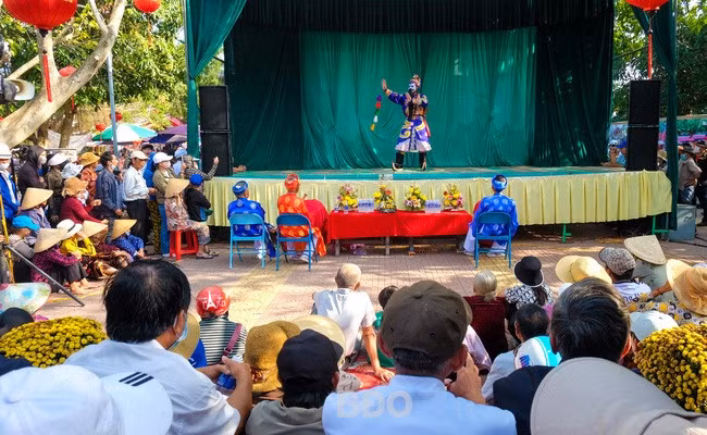 Đoàn tuồng Đào Tấn (thuộc Nhà hát Nghệ thuật truyền thống tỉnh) biểu diễn suất hát thứ lễ với trích đoạn tuồng Cổ thành. Ảnh: NGỌC NHUẬN