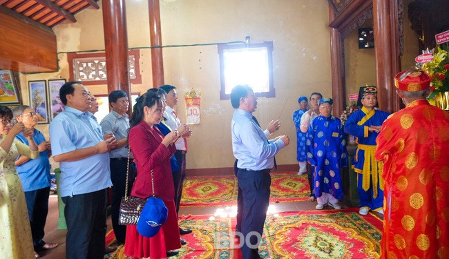 Đại biểu dâng hương chùa Bà. Ảnh: NGỌC NHUẬN Đại biểu dâng hương chùa Bà. Ảnh: NGỌC NHUẬN