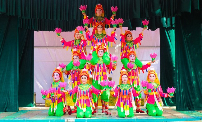 Múa lục cúng chuẩn bị khởi ca hát thứ lễ. Ảnh: NGỌC NHUẬN Múa lục cúng chuẩn bị khởi ca hát thứ lễ. Ảnh: NGỌC NHUẬN