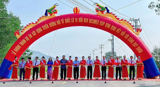 Phó Thủ tướng Chính phủ Nguyễn Chí Dũng, Bí thư Tỉnh ủy Hồ Quốc Dũng, Phó Bí thư Thường trực Tỉnh Ủy Lê Kim Toàn, Chủ tịch UBND tỉnh Phạm Anh Tuấn, cùng các đồng chí trong Ban Thường vụ Tỉnh ủy cắt băng khánh thành. Ảnh: HẢI YẾN Phó Thủ tướng Chính phủ Nguyễn Chí Dũng, Bí thư Tỉnh ủy Hồ Quốc Dũng, Phó Bí thư Thường trực Tỉnh Ủy Lê Kim Toàn, Chủ tịch UBND tỉnh Phạm Anh Tuấn, cùng các đồng chí trong Ban Thường vụ Tỉnh ủy cắt băng khánh thành. Ảnh: HẢI YẾN