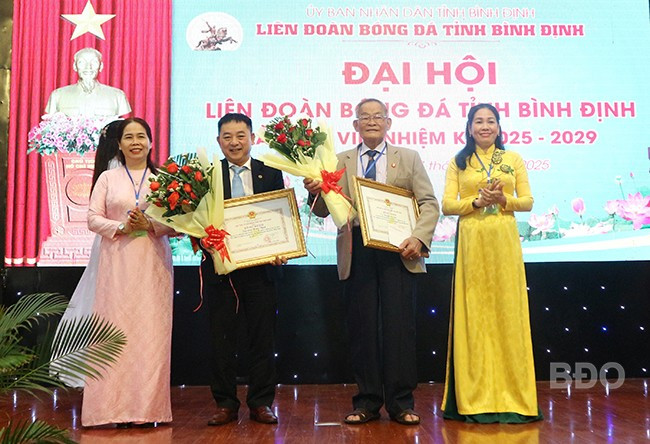 Trao bằng khen của Chủ tịch UBND tỉnh cho các tập thể và cá nhân có thành tích xuất sắc, đóng góp trong xây dựng và phát triển phong trào bóng đá tỉnh trong nhiệm kỳ 2019 - 2024. Ảnh: H.VỸ Trao bằng khen của Chủ tịch UBND tỉnh cho các tập thể và cá nhân có thành tích xuất sắc, đóng góp trong xây dựng và phát triển phong trào bóng đá tỉnh trong nhiệm kỳ 2019 - 2024. Ảnh: H.VỸ