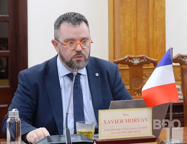 Ông Xavier Morvan, Tổng Giám đốc Cơ quan quản lý nước lưu vực sông Rhin Meuse phát biểu tại buổi làm việc. Ảnh: V.L