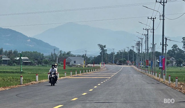 Con đường kết nối từ QL 19 đến KCN, Đô thị và Dịch vụ Becamex VSIP Bình Định. Ảnh: HẢI YẾN. Con đường kết nối từ QL 19 đến KCN, Đô thị và Dịch vụ Becamex VSIP Bình Định. Ảnh: HẢI YẾN.