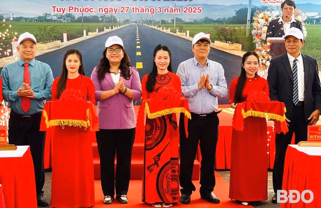 Lãnh đạo các sở, ngành và huyện Tuy Phước cắt băng khánh thành công trình nâng cấp tuyến đường từ ĐT 636 đến giáp ĐT 631. Ảnh: HẢI YẾN
