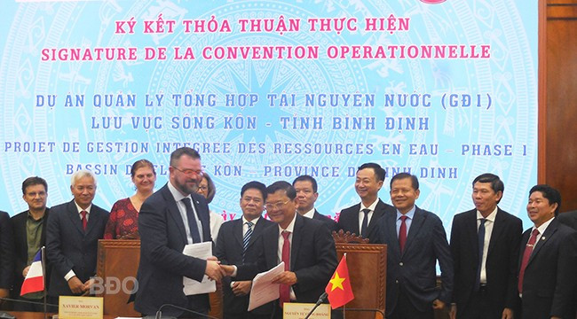 Phó Chủ tịch UBND tỉnh Nguyễn Tự Công Hoàng và ông Xavier Morvan ký Thỏa thuận thực hiện Dự án quản lý tổng hợp tài nguyên nước - giai đoạn 1 - lưu vực sông Kôn, tỉnh Bình Định. Ảnh: V.L Phó Chủ tịch UBND tỉnh Nguyễn Tự Công Hoàng và ông Xavier Morvan ký Thỏa thuận thực hiện Dự án quản lý tổng hợp tài nguyên nước - giai đoạn 1 - lưu vực sông Kôn, tỉnh Bình Định. Ảnh: V.L