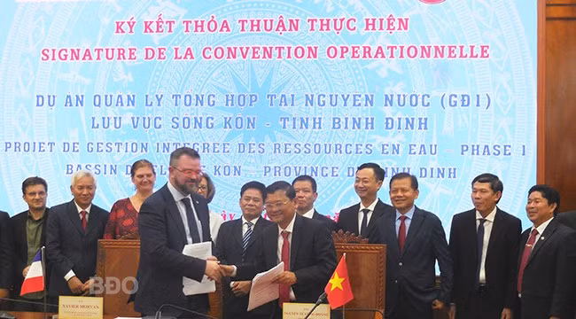 Phó Chủ tịch UBND tỉnh Nguyễn Tự Công Hoàng và ông Xavier Morvan ký Thỏa thuận thực hiện Dự án quản lý tổng hợp tài nguyên nước - giai đoạn 1 - lưu vực sông Kôn, tỉnh Bình Định. Ảnh: V.L