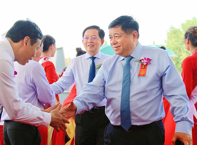 Phó Thủ tướng Chính phủ Nguyễn Chí Dũng (bìa phải) tham dự lễ khánh thành. Ảnh: HẢI YẾN Phó Thủ tướng Chính phủ Nguyễn Chí Dũng (bìa phải) tham dự lễ khánh thành. Ảnh: HẢI YẾN