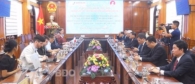 Quang cảnh buổi làm việc và ký kết Thỏa thuận thực hiện Dự án quản lý tổng hợp tài nguyên nước - giai đoạn 1 - lưu vực sông Kôn, tỉnh Bình Định. Ảnh: V.L