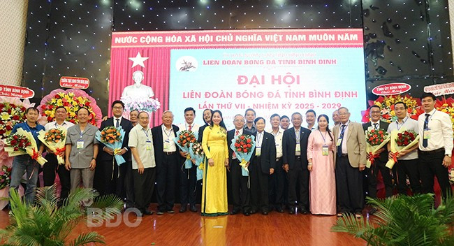 Ban Chấp hành Liên đoàn Bóng đá tỉnh Bình Định khóa VII ra mắt tại Đại hội. Ảnh: H.VỸ Ban Chấp hành Liên đoàn Bóng đá tỉnh Bình Định khóa VII ra mắt tại Đại hội. Ảnh: H.VỸ