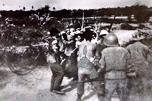 Phụ nữ Hoài Nhơn đấu tranh trực diện với địch trên cứ điểm Đồi 10 (Ảnh tư liệu) Phụ nữ Hoài Nhơn đấu tranh trực diện với địch trên cứ điểm Đồi 10 (Ảnh tư liệu)