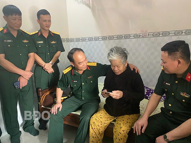 Sư đoàn 3 tổ chức về nguồn và thăm, tặng quà Mẹ Việt Nam anh hùng Võ Thị Đào (thường gọi là má Nhương, ở TX Hoài Nhơn) người đã cưu mang, chữa thương cho chiến sĩ đơn vị trong cuộc kháng chiến chống Mỹ. Ảnh: TRẦN KHÁNH Sư đoàn 3 tổ chức về nguồn và thăm, tặng quà Mẹ Việt Nam anh hùng Võ Thị Đào (thường gọi là má Nhương, ở TX Hoài Nhơn) người đã cưu mang, chữa thương cho chiến sĩ đơn vị trong cuộc kháng chiến chống Mỹ. Ảnh: TRẦN KHÁNH