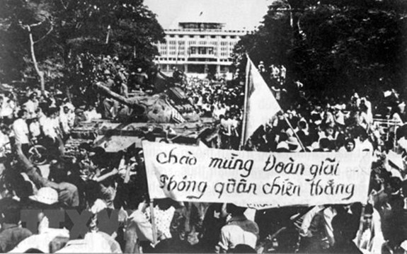 Nhân dân Sài Gòn đón chào quân giải phóng chiếm phủ tổng thống ngụy, trưa 30.4.1975. Ảnh: Tư liệu/TTXVN