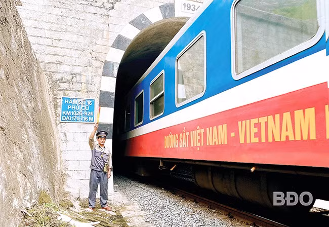 Ông Nguyễn Văn Thạch, Tổ trưởng Tổ tuần hầm Phủ Cũ (Đội Cầu đường Bồng Sơn) gắn bó với công việc tuần hầm hơn 10 năm qua. Ảnh: N.C