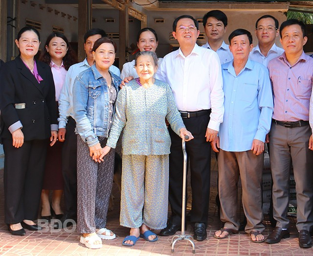 Bí thư Tỉnh ủy Hồ Quốc Dũng (áo trắng) đến thăm, chụp hình lưu niệm cùng gia đình Mẹ Việt Nam anh hùng Từ Thị Nghiệm. Ảnh: T.THU Bí thư Tỉnh ủy Hồ Quốc Dũng (áo trắng) đến thăm, chụp hình lưu niệm cùng gia đình Mẹ Việt Nam anh hùng Từ Thị Nghiệm. Ảnh: T.THU