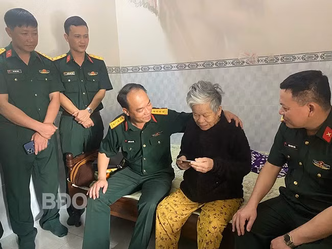 Sư đoàn 3 tổ chức về nguồn và thăm, tặng quà Mẹ Việt Nam anh hùng Võ Thị Đào (thường gọi là má Nhương, ở TX Hoài Nhơn) người đã cưu mang, chữa thương cho chiến sĩ đơn vị trong cuộc kháng chiến chống Mỹ. Ảnh: TRẦN KHÁNH