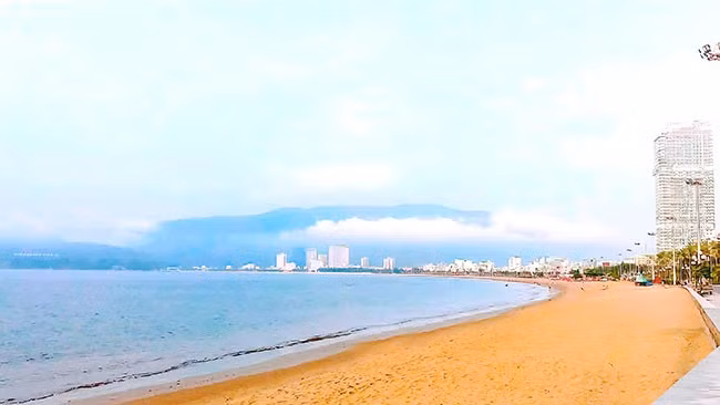 Để biển Quy Nhơn được yên ả như hôm nay, các thế hệ cha anh đã hy sinh rất nhiều máu xương và tuổi thanh xuân. Ảnh: ĐOÀN THANH ĐẠO