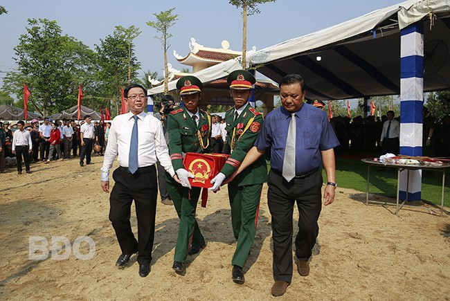 Bí thư Tỉnh ủy Hồ Quốc Dũng (trái) và Phó Bí thư Thường trực Tỉnh ủy Lê Kim Toàn (phải) đưa hài cốt liệt sĩ của Sư đoàn 3 Sao Vàng hy sinh năm 1975 trong trận đánh tại Cao điểm 174 về nơi an táng tại Nghĩa trang liệt sĩ xã Ân Mỹ (huyện Hoài Ân). Ảnh: H.P Bí thư Tỉnh ủy Hồ Quốc Dũng (trái) và Phó Bí thư Thường trực Tỉnh ủy Lê Kim Toàn (phải) đưa hài cốt liệt sĩ của Sư đoàn 3 Sao Vàng hy sinh năm 1975 trong trận đánh tại Cao điểm 174 về nơi an táng tại Nghĩa trang liệt sĩ xã Ân Mỹ (huyện Hoài Ân). Ảnh: H.P