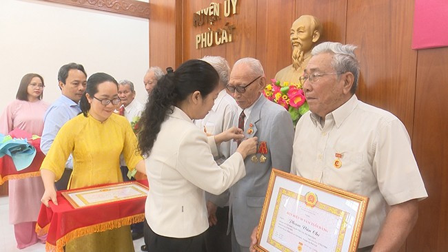 Phó Bí thư Thường trực Huyện ủy Nguyễn Thị Tuyết trao huy hiệu Đảng cho các đảng viên. Ảnh: Trường Giang Phó Bí thư Thường trực Huyện ủy Nguyễn Thị Tuyết trao huy hiệu Đảng cho các đảng viên. Ảnh: Trường Giang