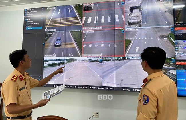 CSGT (CA tỉnh) kiểm tra trực tiếp tình hình trật tự ATGT tại một số tuyến đường qua hệ thống camera. Ảnh: M.N