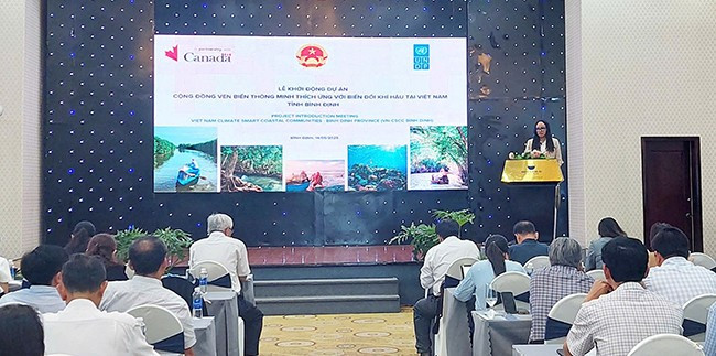 Bà Khadija Jarik, Bí thư thứ nhất Đại sứ quán Canada tại Việt Nam, phát biểu tại lễ khởi động dự án. Ảnh: Ái Trinh Bà Khadija Jarik, Bí thư thứ nhất Đại sứ quán Canada tại Việt Nam, phát biểu tại lễ khởi động dự án. Ảnh: Ái Trinh