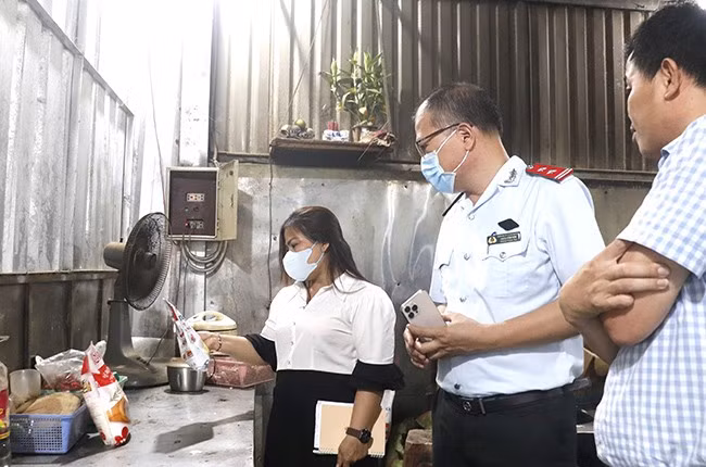 Kiểm tra an toàn thực phẩm tại bếp ăn phục vụ 80 - 100 suất ăn/ngày tại Công ty CP Phước Hưng (TP Quy Nhơn), sáng 15.5. Ảnh: M.H