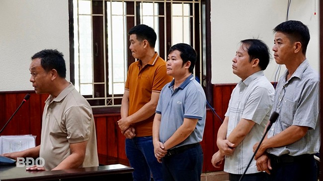 Các bị cáo thừa nhận hành vi phạm tội của mình và tự nguyện giao nộp lại toàn bộ số tiền đã nhận. Ảnh: K.A