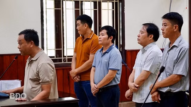 Các bị cáo thừa nhận hành vi phạm tội của mình và tự nguyện giao nộp lại toàn bộ số tiền đã nhận. Ảnh: K.A