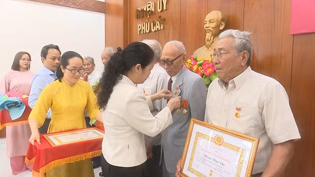 Phó Bí thư Thường trực Huyện ủy Nguyễn Thị Tuyết trao huy hiệu Đảng cho các đảng viên. Ảnh: Trường Giang