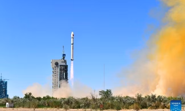 Trung Quốc phóng tên lửa đẩy Trường Chinh-2D đưa chòm vệ tinh điện toán không gian vào vũ trụ ngày 14.5. Ảnh: Tân Hoa xã Trung Quốc phóng tên lửa đẩy Trường Chinh-2D đưa chòm vệ tinh điện toán không gian vào vũ trụ ngày 14.5. Ảnh: Tân Hoa xã