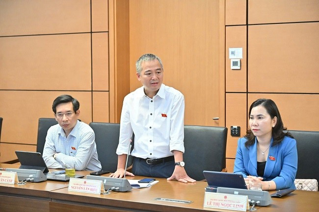 ĐB Nguyễn Lân Hiếu đề nghị cần quan tâm, quy định cụ thể chính sách đãi ngộ cho lực lượng tham gia gìn giữ hòa bình hết nhiệm kỳ trở về nước. Ảnh: Đoàn ĐBQH tỉnh ĐB Nguyễn Lân Hiếu đề nghị cần quan tâm, quy định cụ thể chính sách đãi ngộ cho lực lượng tham gia gìn giữ hòa bình hết nhiệm kỳ trở về nước. Ảnh: Đoàn ĐBQH tỉnh