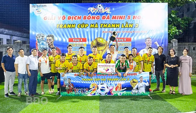 CLB Kimochi giành chức vô địch tại giải bóng đá mini 5 người tranh cup Hà Thanh lần 2. Ảnh: NGUYỄN DŨNG