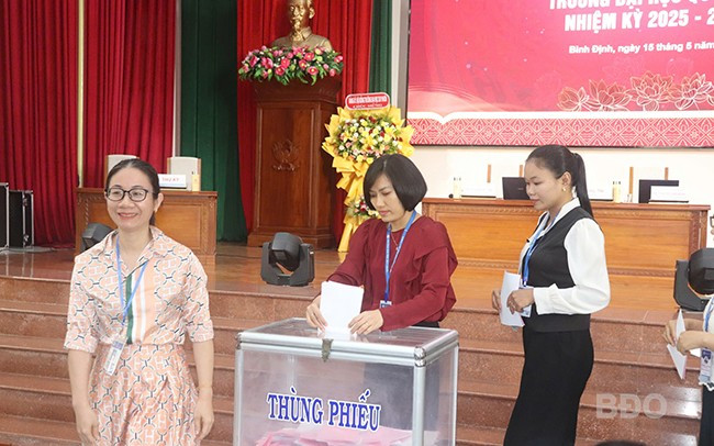 Các đại biểu tiến hành bỏ phiếu kín bầu thành viên Hội đồng trường nhiệm kỳ 2025 - 2030. Ảnh: H.Đ Các đại biểu tiến hành bỏ phiếu kín bầu thành viên Hội đồng trường nhiệm kỳ 2025 - 2030. Ảnh: H.Đ